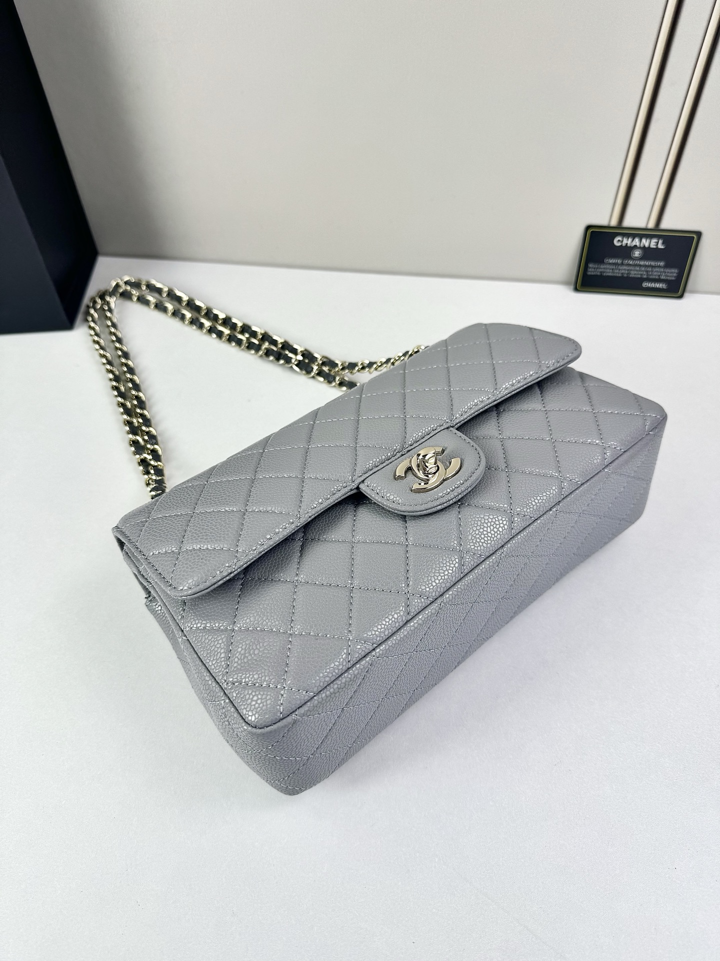 CHANEL Classic 25CF 鱼子酱浅 金扣经典简约大气 优雅永不过时 小牛皮细颗粒鱼子酱外观