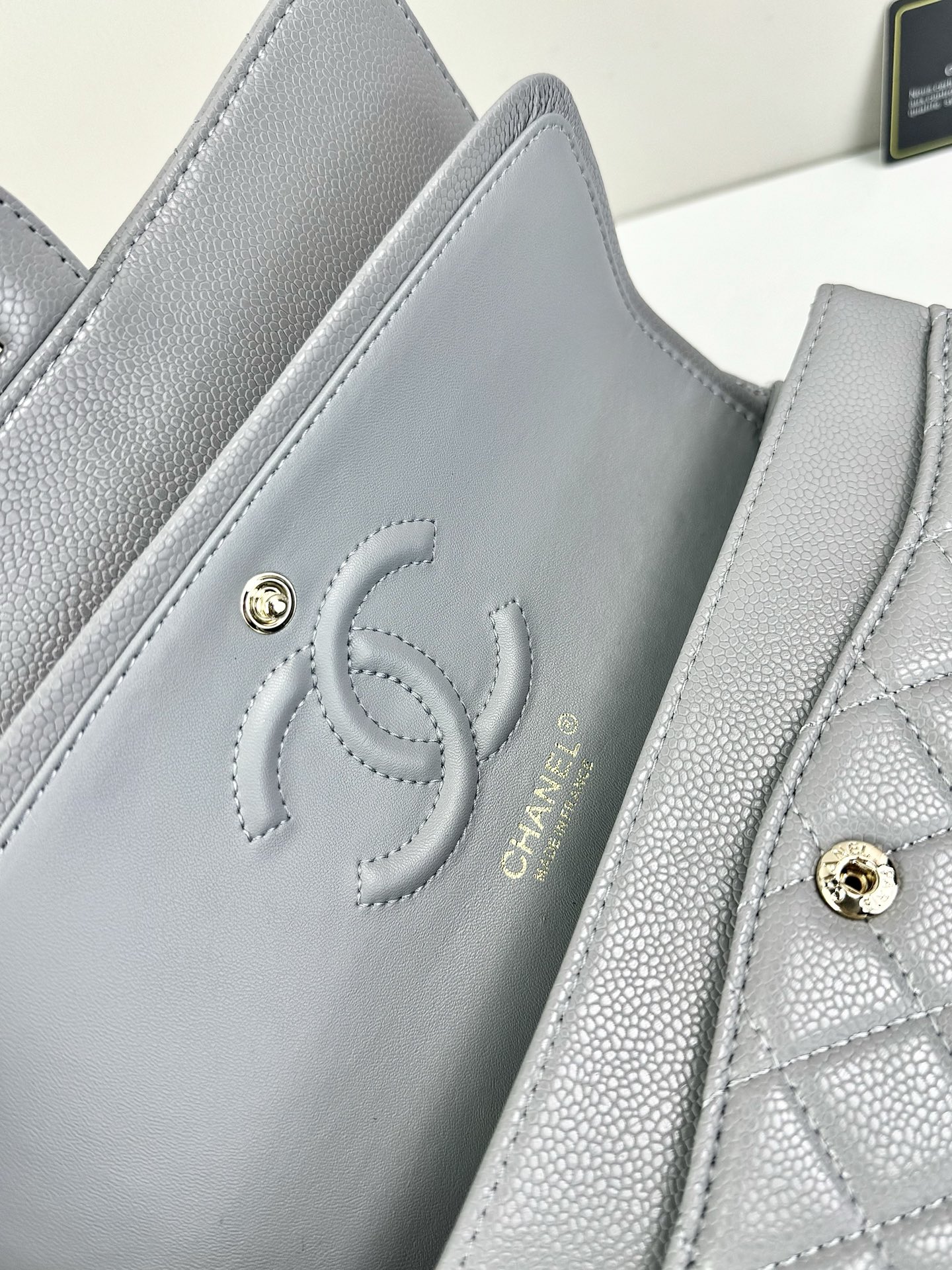 CHANEL Classic 25CF 鱼子酱浅 金扣经典简约大气 优雅永不过时 小牛皮细颗粒鱼子酱外观