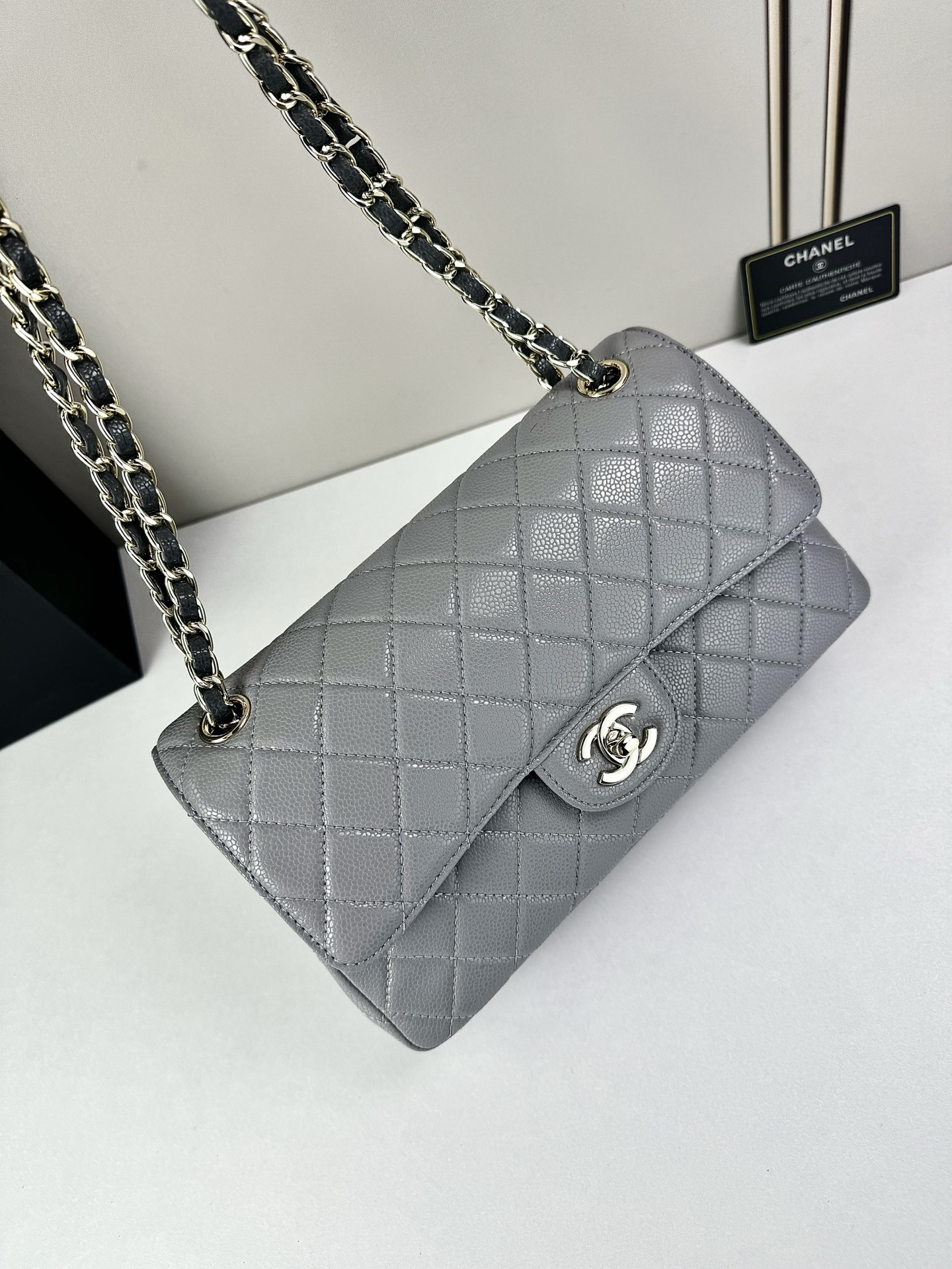 CHANEL Classic 25CF 鱼子酱浅 金扣经典简约大气 优雅永不过时 小牛皮细颗粒鱼子酱外观