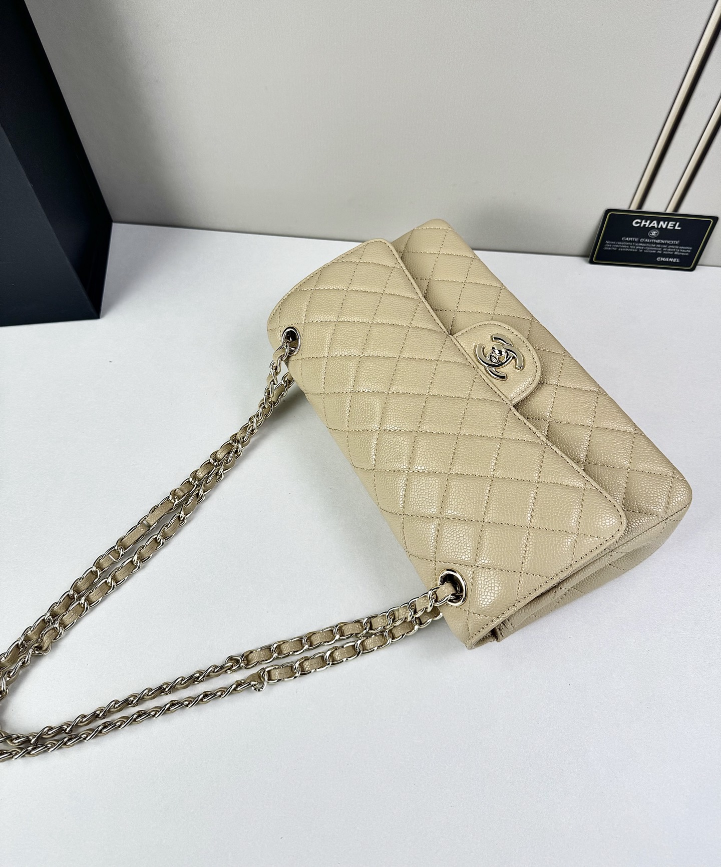 CHANEL Classic 25CF 鱼子酱浅 金扣经典简约大气 优雅永不过时 小牛皮细颗粒鱼子酱外观