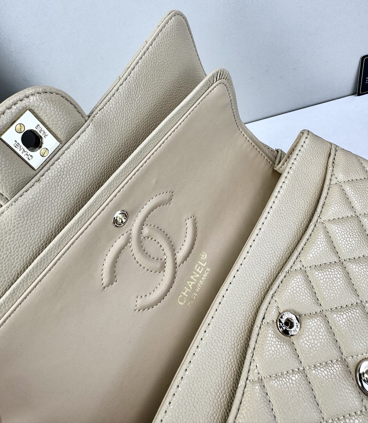 CHANEL Classic 25CF 鱼子酱浅 金扣经典简约大气 优雅永不过时 小牛皮细颗粒鱼子酱外观