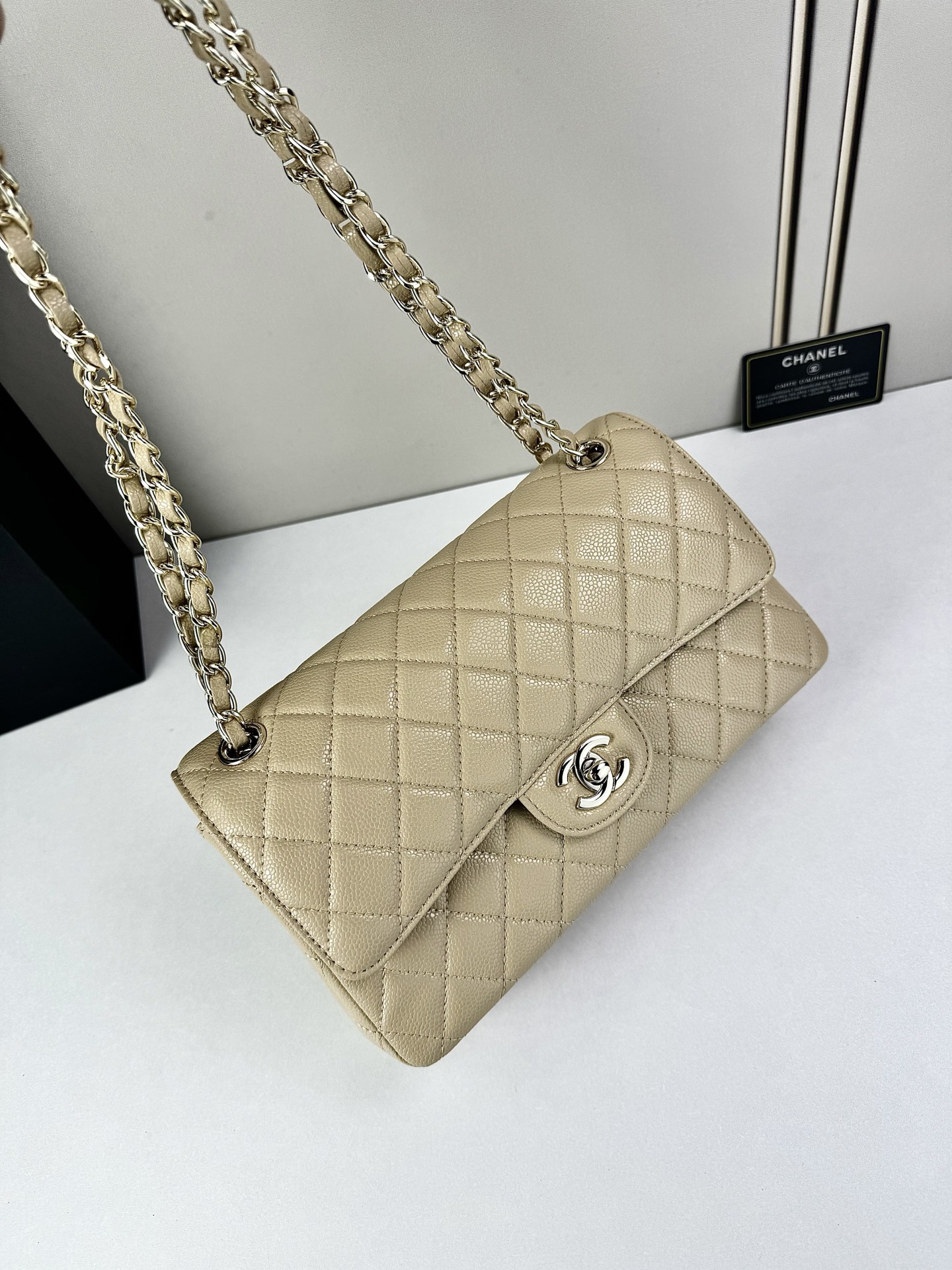 CHANEL Classic 25CF 鱼子酱浅 金扣经典简约大气 优雅永不过时 小牛皮细颗粒鱼子酱外观