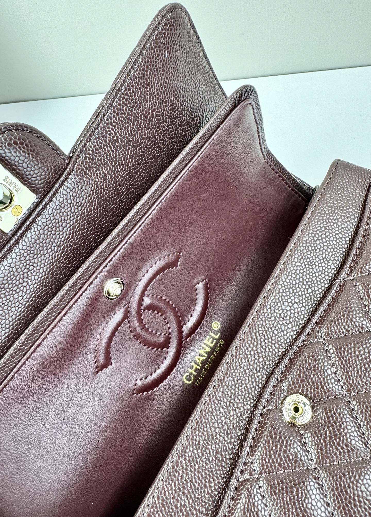 CHANEL Classic 25CF 鱼子酱浅 金扣经典简约大气 优雅永不过时 小牛皮细颗粒鱼子酱外观