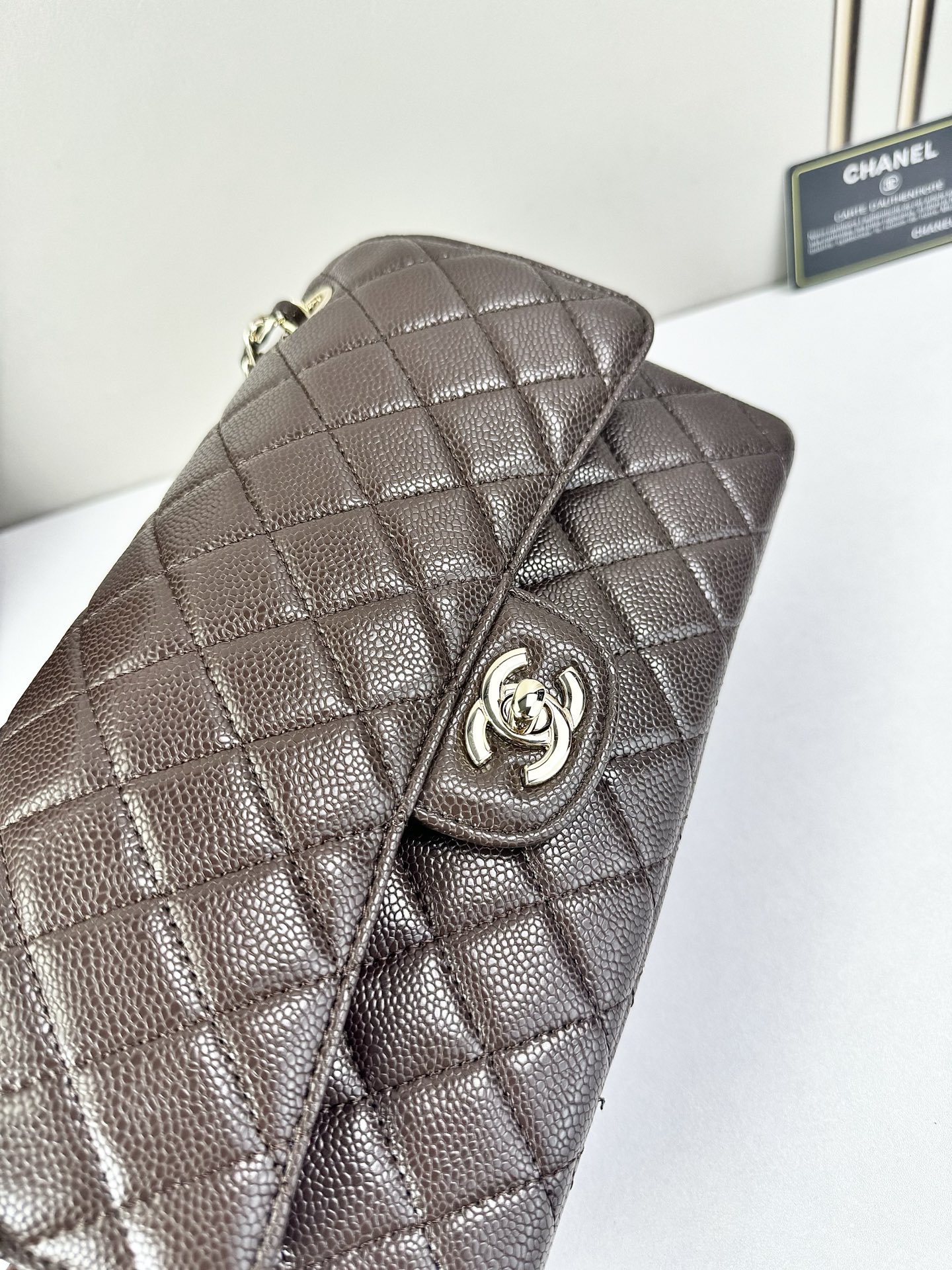 CHANEL Classic 25CF 鱼子酱浅 金扣经典简约大气 优雅永不过时 小牛皮细颗粒鱼子酱外观