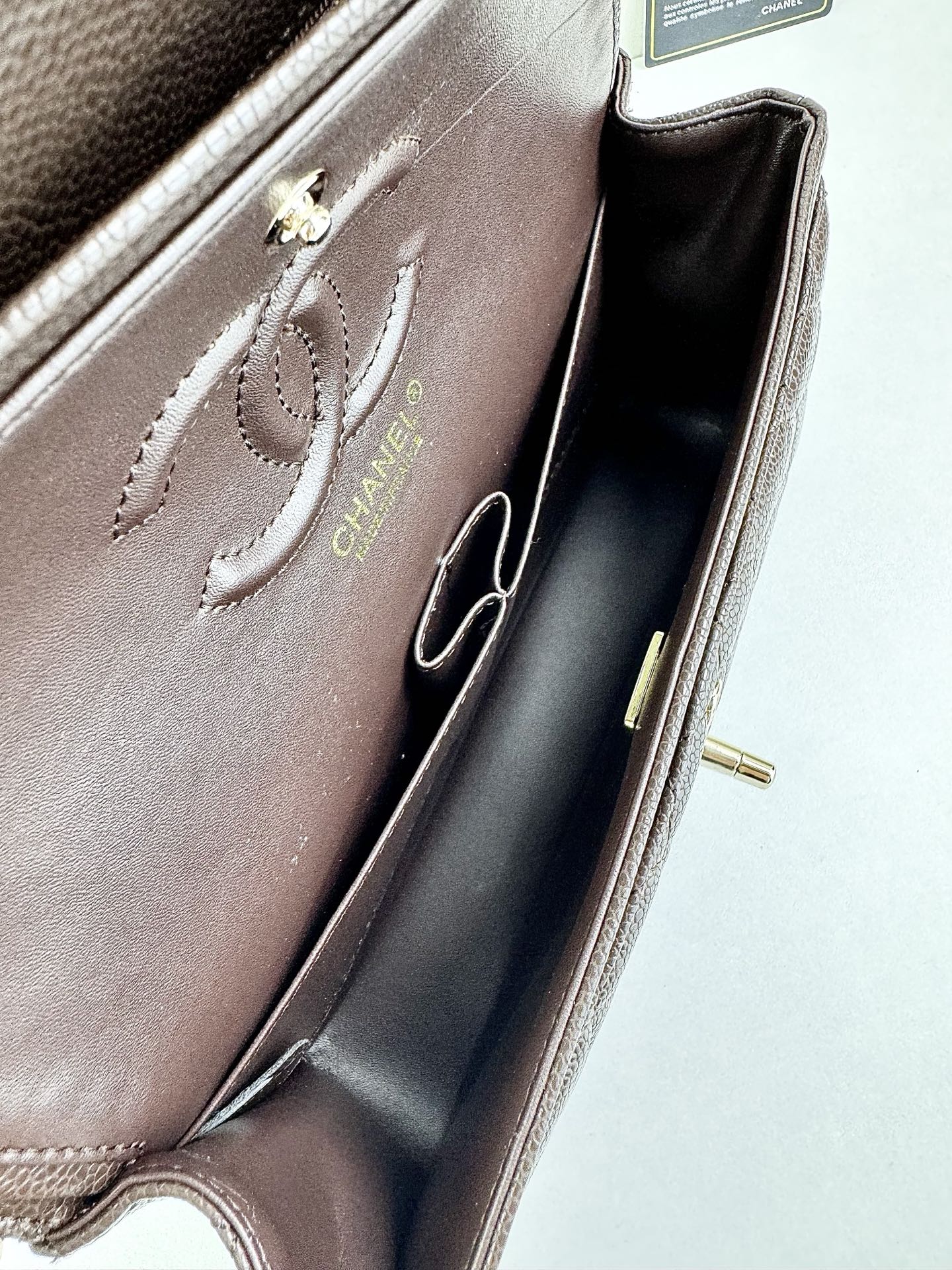 CHANEL Classic 25CF 鱼子酱浅 金扣经典简约大气 优雅永不过时 小牛皮细颗粒鱼子酱外观
