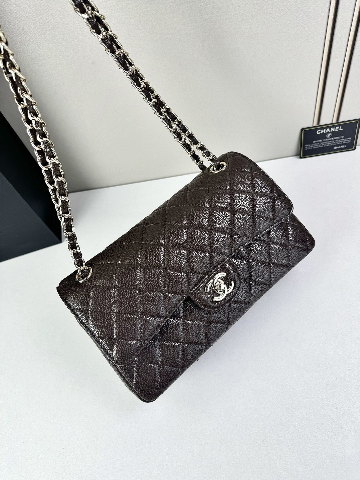 CHANEL Classic 25CF 鱼子酱浅 金扣经典简约大气 优雅永不过时 小牛皮细颗粒鱼子酱外观