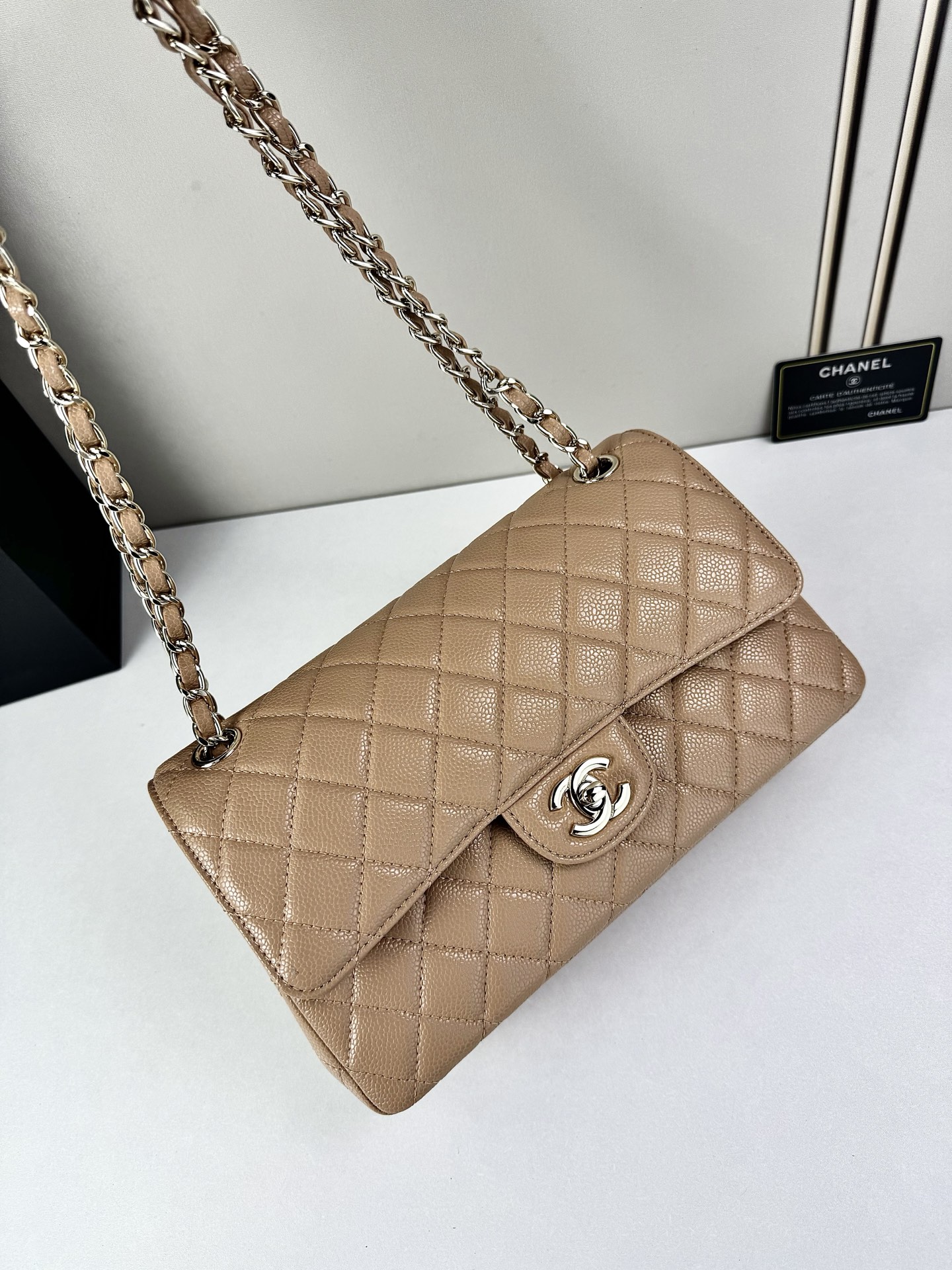 CHANEL Classic 25CF 鱼子酱浅 金扣经典简约大气 优雅永不过时 小牛皮细颗粒鱼子酱外观