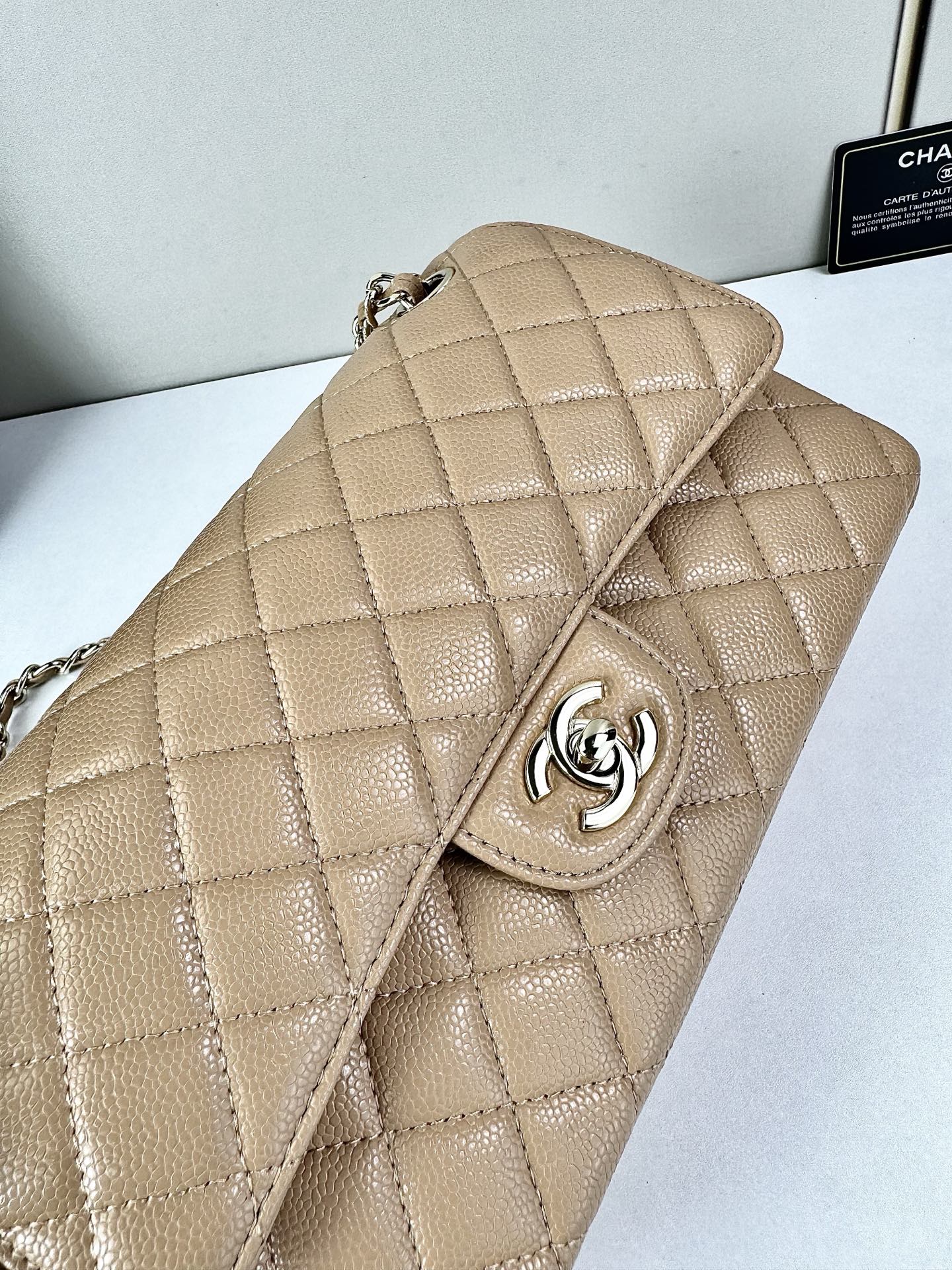 CHANEL Classic 25CF 鱼子酱浅 金扣经典简约大气 优雅永不过时 小牛皮细颗粒鱼子酱外观