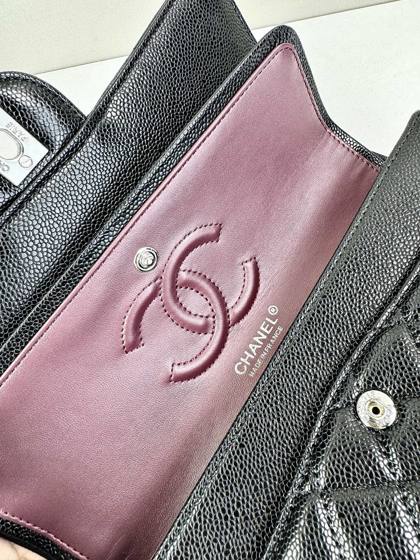 CHANEL Classic 25CF 鱼子酱浅 金扣经典简约大气 优雅永不过时 小牛皮细颗粒鱼子酱外观