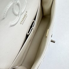 CHANEL Classic 25CF 鱼子酱浅 金扣经典简约大气 优雅永不过时 小牛皮细颗粒鱼子酱外观 CHANEL Classic 25CF 鱼子酱浅 金扣经典简约大气 优雅永不过时 小牛皮细颗粒鱼子酱外观