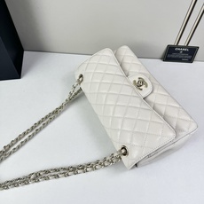 CHANEL Classic 25CF 鱼子酱浅 金扣经典简约大气 优雅永不过时 小牛皮细颗粒鱼子酱外观 CHANEL Classic 25CF 鱼子酱浅 金扣经典简约大气 优雅永不过时 小牛皮细颗粒鱼子酱外观
