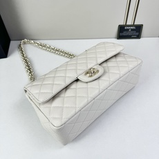 CHANEL Classic 25CF 鱼子酱浅 金扣经典简约大气 优雅永不过时 小牛皮细颗粒鱼子酱外观 CHANEL Classic 25CF 鱼子酱浅 金扣经典简约大气 优雅永不过时 小牛皮细颗粒鱼子酱外观