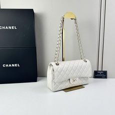 CHANEL Classic 25CF 鱼子酱浅 金扣经典简约大气 优雅永不过时 小牛皮细颗粒鱼子酱外观 CHANEL Classic 25CF 鱼子酱浅 金扣经典简约大气 优雅永不过时 小牛皮细颗粒鱼子酱外观