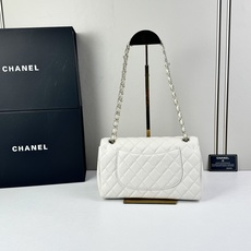 CHANEL Classic 25CF 鱼子酱浅 金扣经典简约大气 优雅永不过时 小牛皮细颗粒鱼子酱外观 CHANEL Classic 25CF 鱼子酱浅 金扣经典简约大气 优雅永不过时 小牛皮细颗粒鱼子酱外观