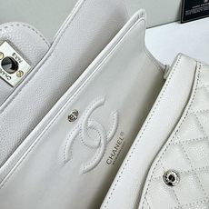 CHANEL Classic 25CF 鱼子酱浅 金扣经典简约大气 优雅永不过时 小牛皮细颗粒鱼子酱外观 CHANEL Classic 25CF 鱼子酱浅 金扣经典简约大气 优雅永不过时 小牛皮细颗粒鱼子酱外观