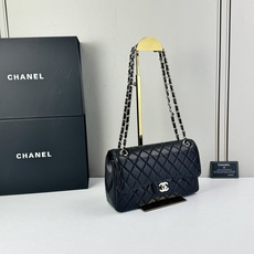 CHANEL Classic 25CF 鱼子酱浅 金扣经典简约大气 优雅永不过时 小牛皮细颗粒鱼子酱外观 CHANEL Classic 25CF 鱼子酱浅 金扣经典简约大气 优雅永不过时 小牛皮细颗粒鱼子酱外观