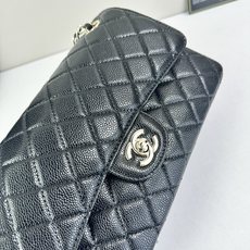 CHANEL Classic 25CF 鱼子酱浅 金扣经典简约大气 优雅永不过时 小牛皮细颗粒鱼子酱外观 CHANEL Classic 25CF 鱼子酱浅 金扣经典简约大气 优雅永不过时 小牛皮细颗粒鱼子酱外观