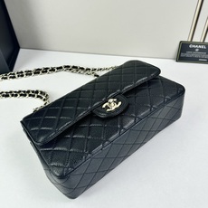 CHANEL Classic 25CF 鱼子酱浅 金扣经典简约大气 优雅永不过时 小牛皮细颗粒鱼子酱外观 CHANEL Classic 25CF 鱼子酱浅 金扣经典简约大气 优雅永不过时 小牛皮细颗粒鱼子酱外观