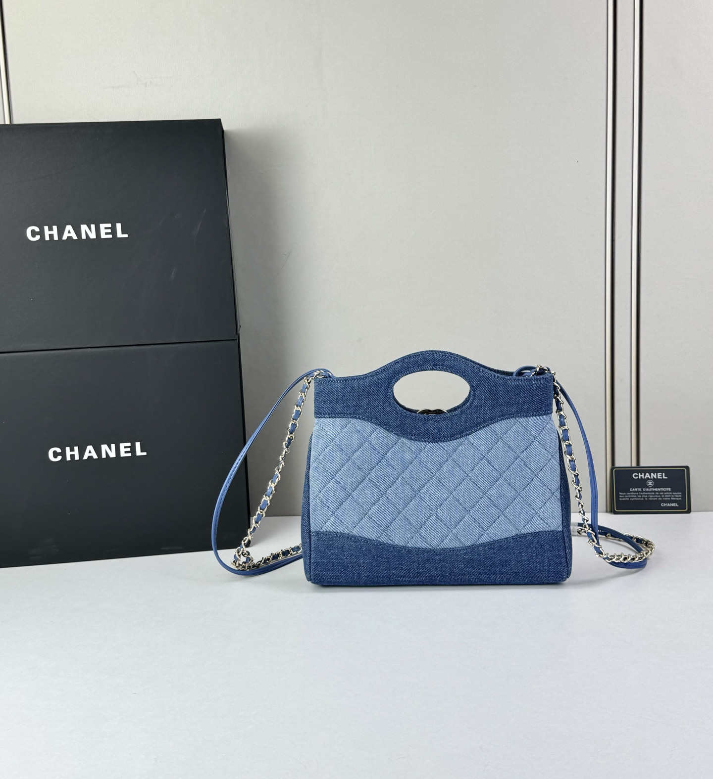 ​ Chanel 26P牛仔拼色31 Bag​​采用丹宁布料拼接设计，整体呈现深蓝与浅蓝的渐变层次感，搭