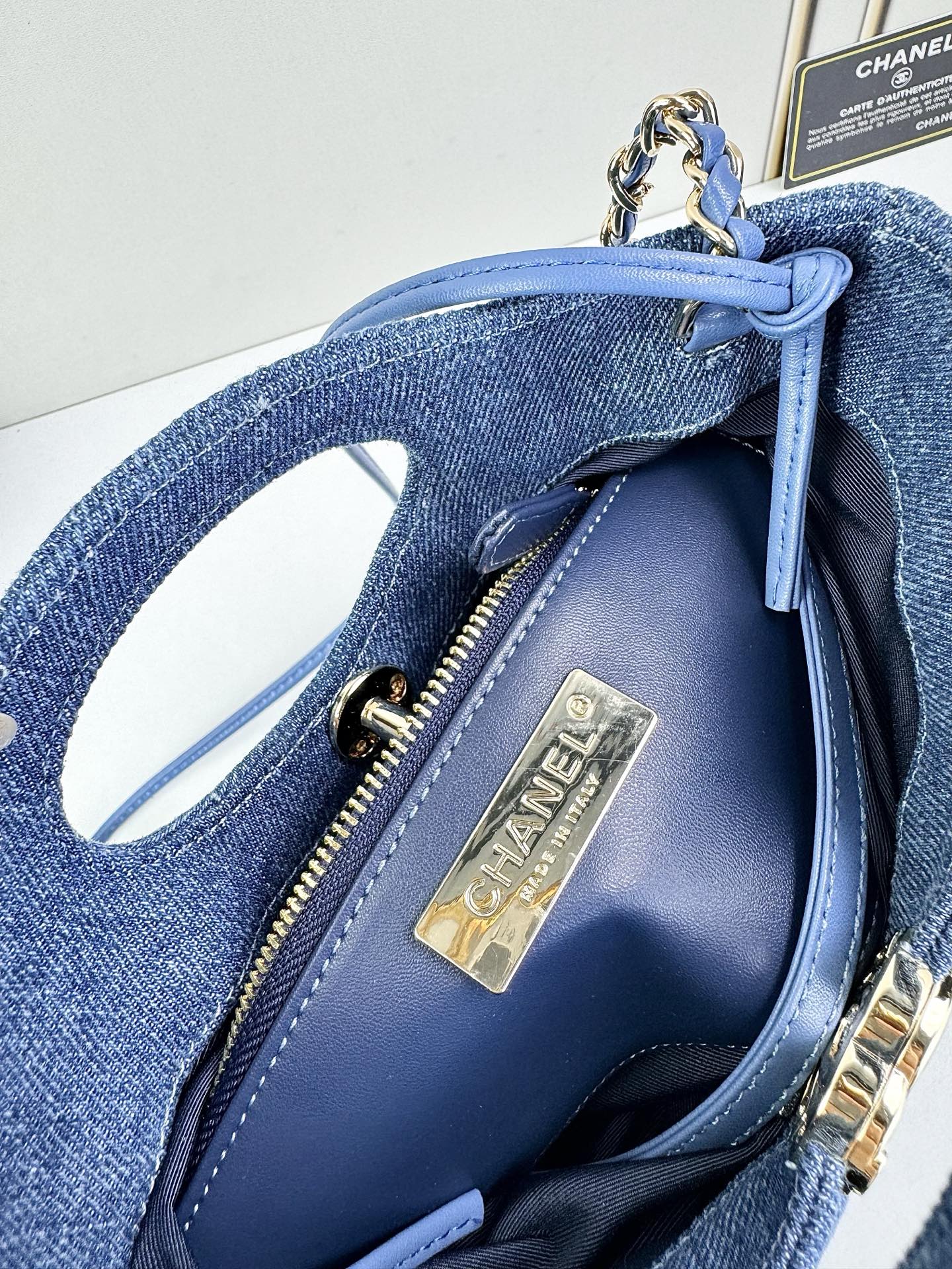 ​ Chanel 26P牛仔拼色31 Bag​​采用丹宁布料拼接设计，整体呈现深蓝与浅蓝的渐变层次感，搭
