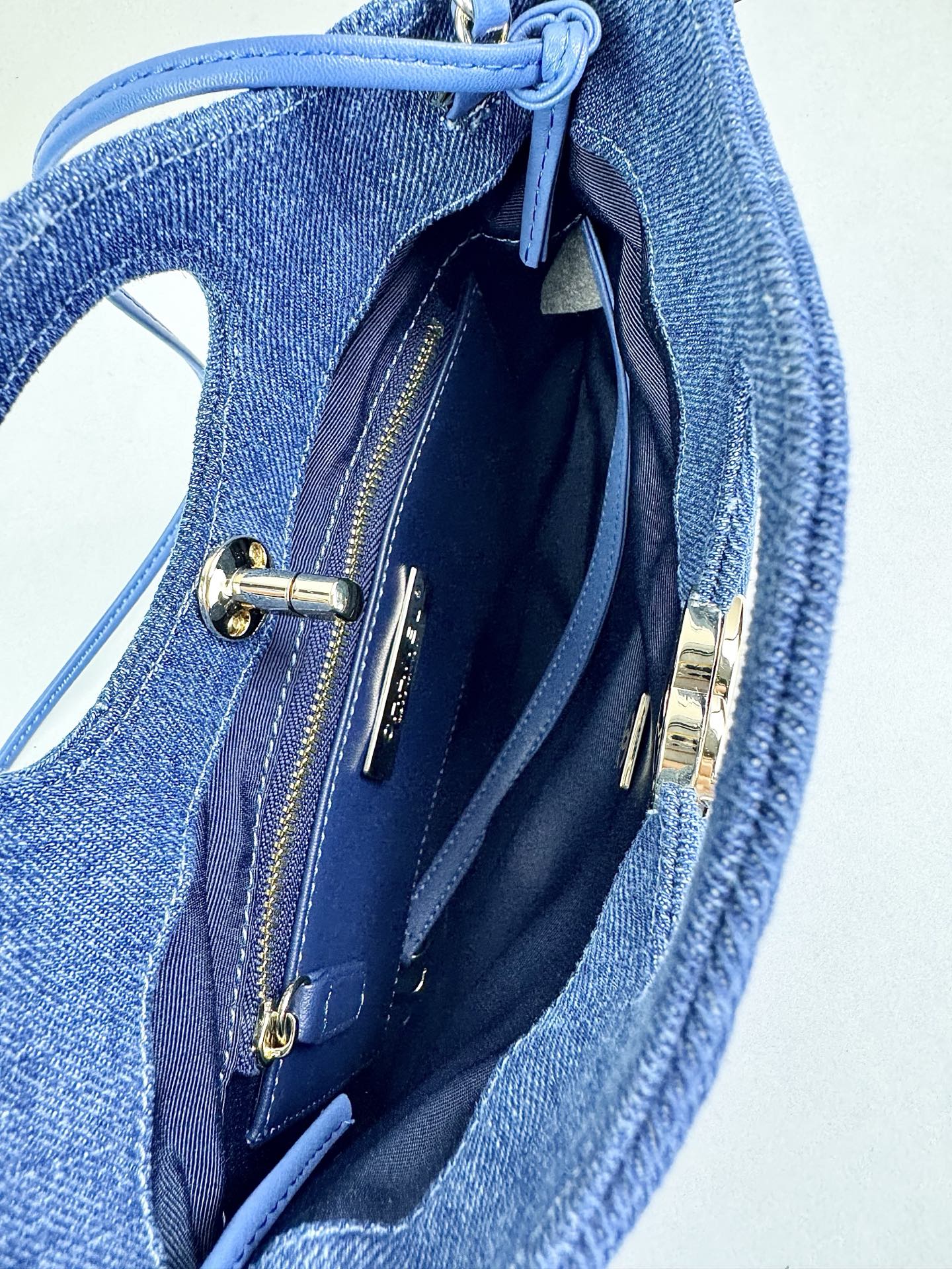 ​ Chanel 26P牛仔拼色31 Bag​​采用丹宁布料拼接设计，整体呈现深蓝与浅蓝的渐变层次感，搭