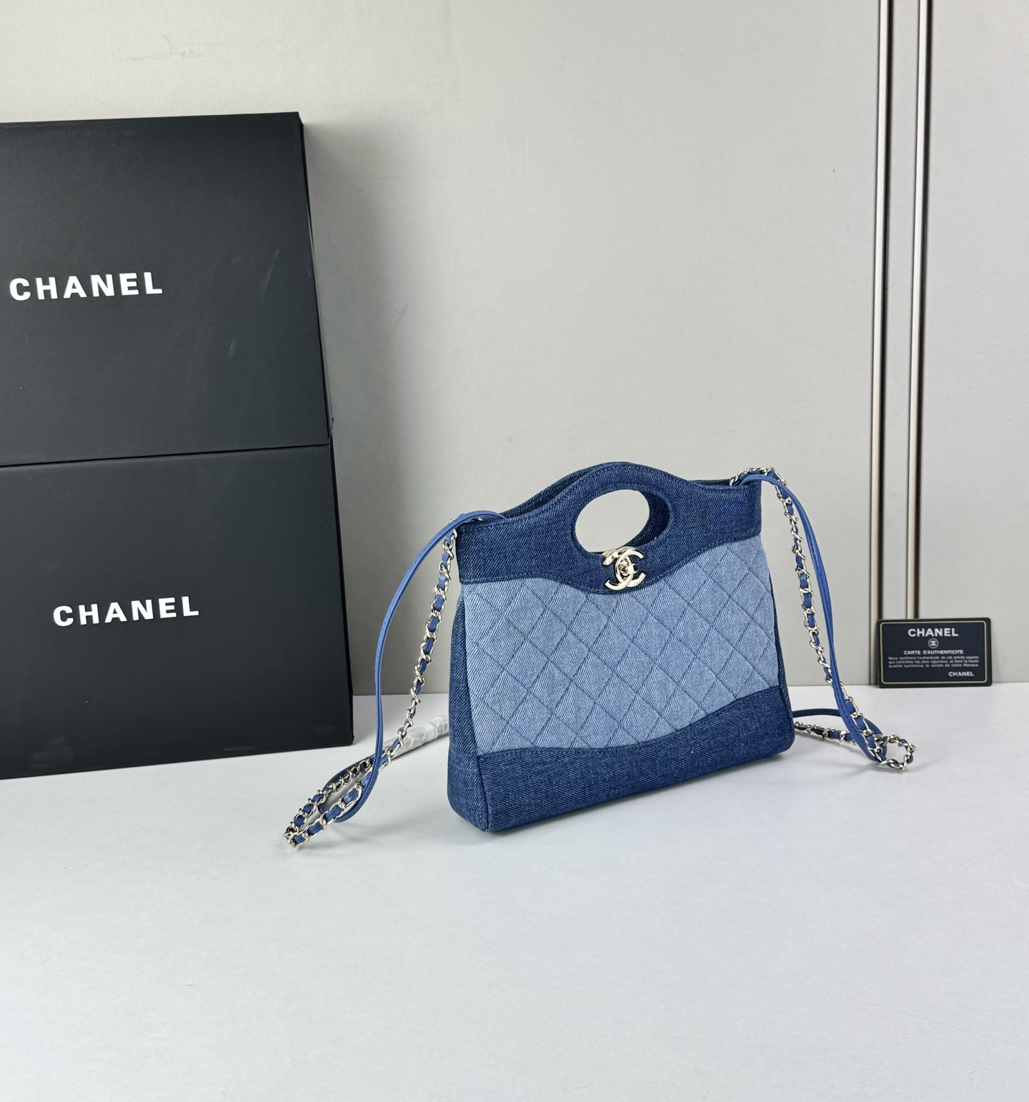 ​ Chanel 26P牛仔拼色31 Bag​​采用丹宁布料拼接设计，整体呈现深蓝与浅蓝的渐变层次感，搭