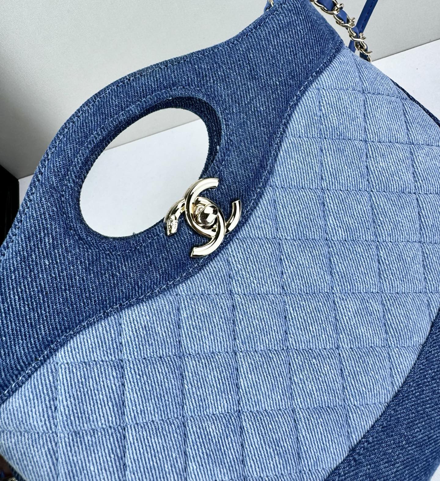 ​ Chanel 26P牛仔拼色31 Bag​​采用丹宁布料拼接设计，整体呈现深蓝与浅蓝的渐变层次感，搭