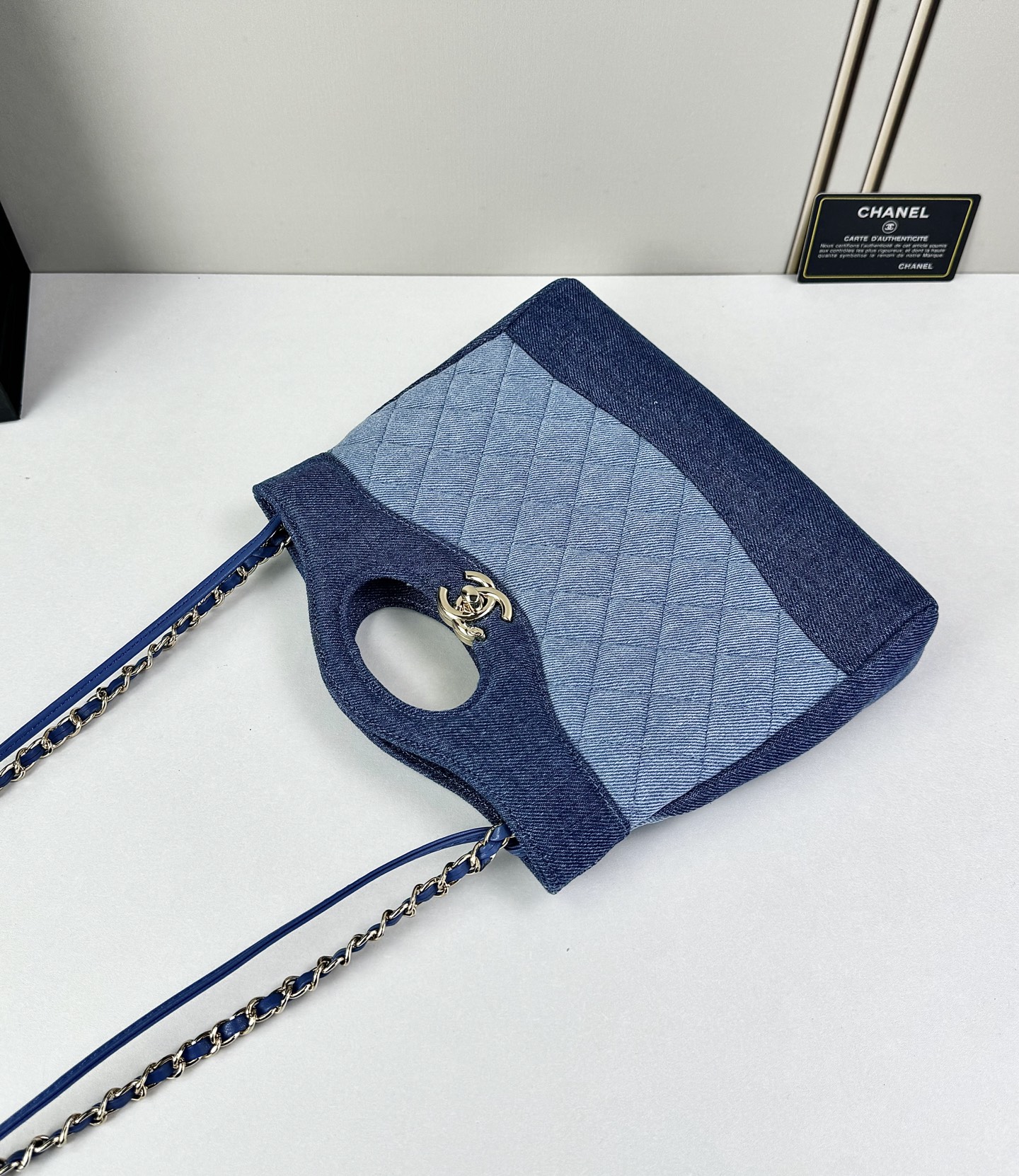 ​ Chanel 26P牛仔拼色31 Bag​​采用丹宁布料拼接设计，整体呈现深蓝与浅蓝的渐变层次感，搭