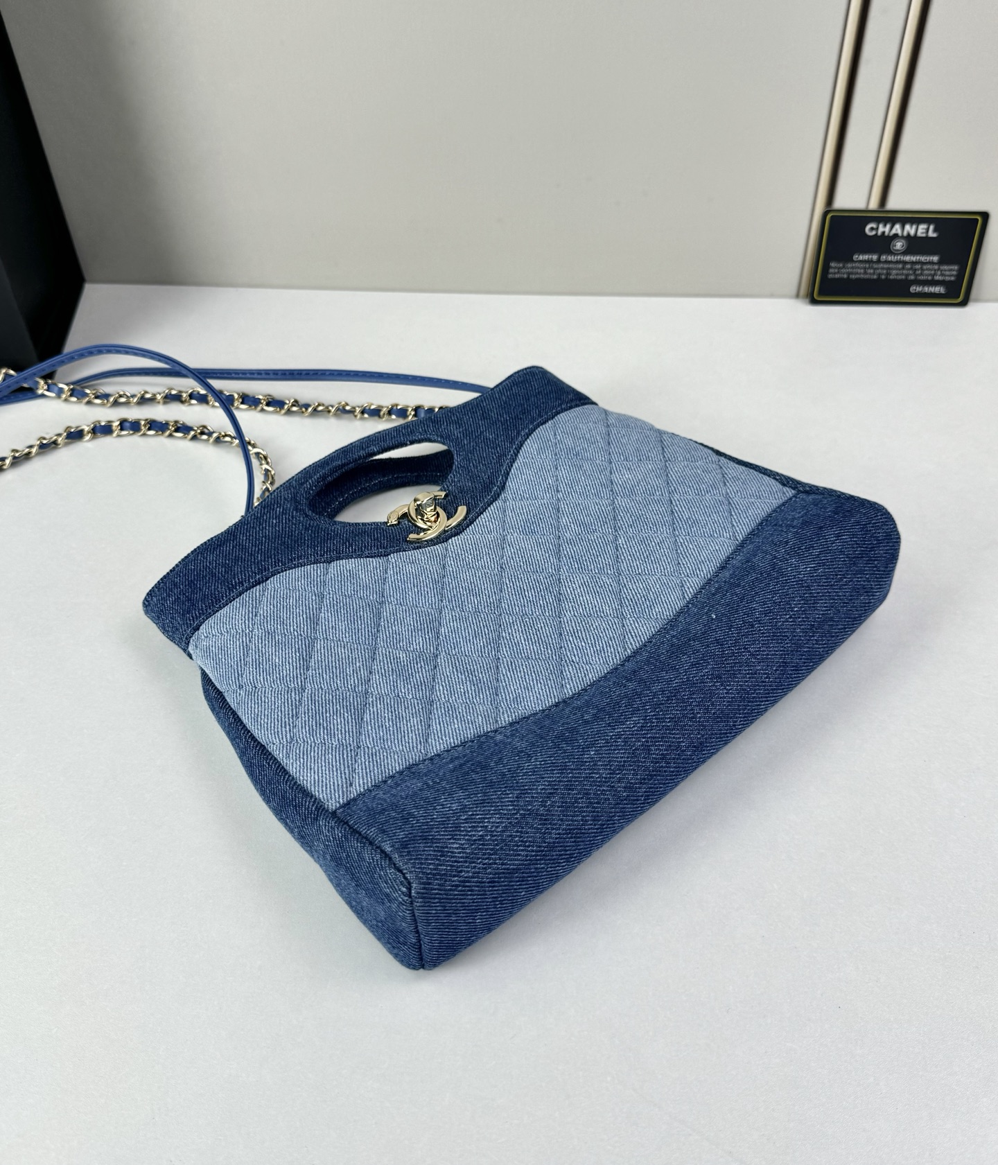 ​ Chanel 26P牛仔拼色31 Bag​​采用丹宁布料拼接设计，整体呈现深蓝与浅蓝的渐变层次感，搭