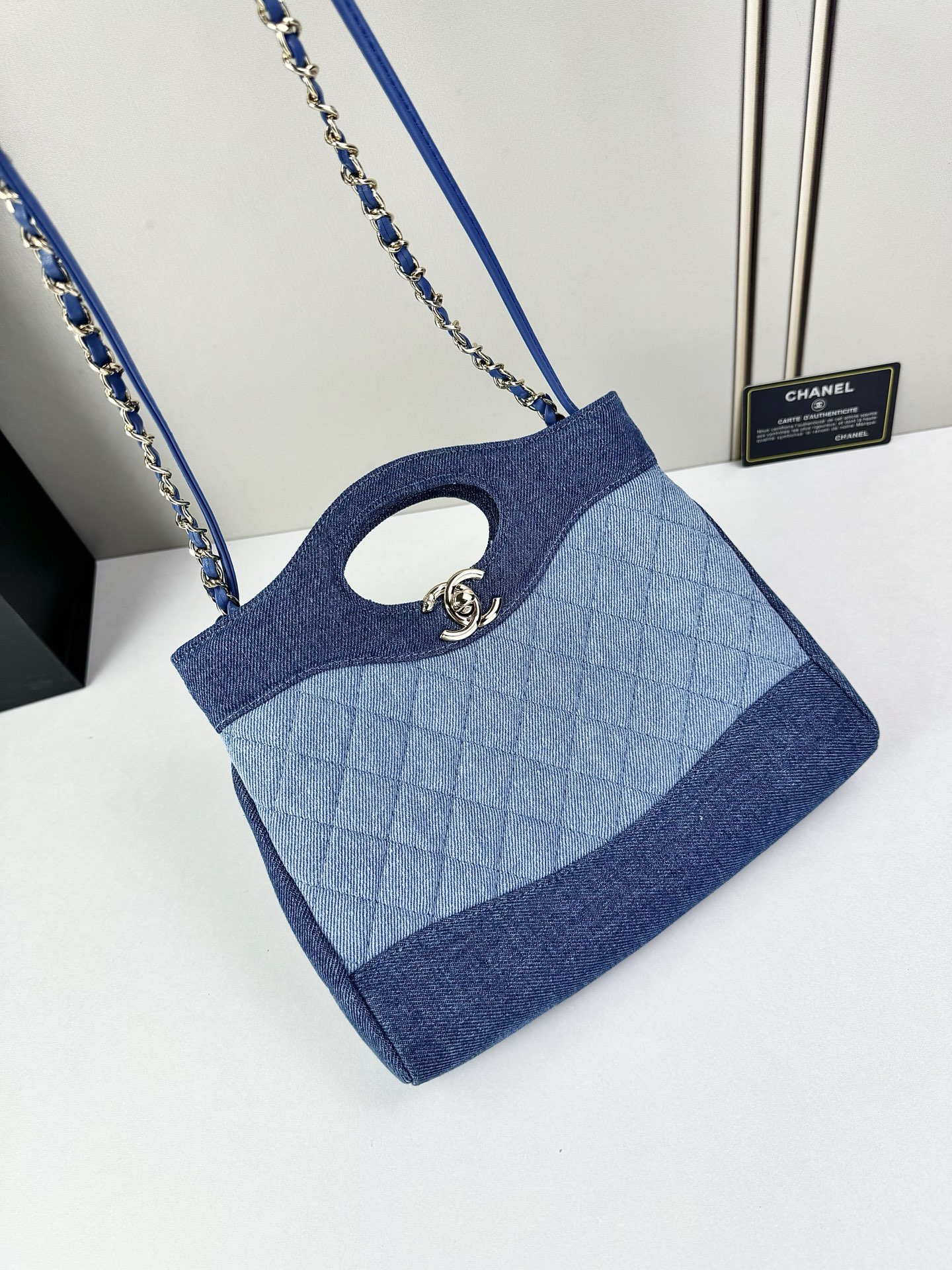 ​ Chanel 26P牛仔拼色31 Bag​​采用丹宁布料拼接设计，整体呈现深蓝与浅蓝的渐变层次感，搭