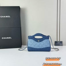 Chanel 26P牛仔拼色31 Bag采用丹宁布料拼接设计,整体呈现深蓝与浅蓝的渐变层次感, Chanel 26P牛仔拼色31 Bag采用丹宁布料拼接设计,整体呈现深蓝与浅蓝的渐变层次感,