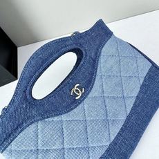  Chanel 26P牛仔拼色31 Bag采用丹宁布料拼接设计,整体呈现深蓝与浅蓝的渐变层次感, Chanel 26P牛仔拼色31 Bag采用丹宁布料拼接设计,整体呈现深蓝与浅蓝的渐变层次感,
