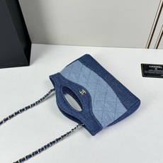  Chanel 26P牛仔拼色31 Bag采用丹宁布料拼接设计,整体呈现深蓝与浅蓝的渐变层次感, Chanel 26P牛仔拼色31 Bag采用丹宁布料拼接设计,整体呈现深蓝与浅蓝的渐变层次感,