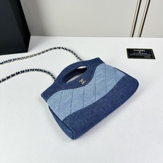  Chanel 26P牛仔拼色31 Bag采用丹宁布料拼接设计,整体呈现深蓝与浅蓝的渐变层次感, Chanel 26P牛仔拼色31 Bag采用丹宁布料拼接设计,整体呈现深蓝与浅蓝的渐变层次感,