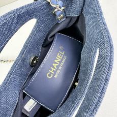  Chanel 26P牛仔拼色31 Bag采用丹宁布料拼接设计,整体呈现深蓝与浅蓝的渐变层次感, Chanel 26P牛仔拼色31 Bag采用丹宁布料拼接设计,整体呈现深蓝与浅蓝的渐变层次感,