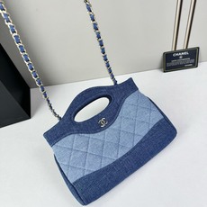  Chanel 26P牛仔拼色31 Bag采用丹宁布料拼接设计,整体呈现深蓝与浅蓝的渐变层次感, Chanel 26P牛仔拼色31 Bag采用丹宁布料拼接设计,整体呈现深蓝与浅蓝的渐变层次感,