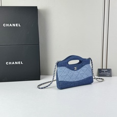  Chanel 26P牛仔拼色31 Bag采用丹宁布料拼接设计,整体呈现深蓝与浅蓝的渐变层次感, Chanel 26P牛仔拼色31 Bag采用丹宁布料拼接设计,整体呈现深蓝与浅蓝的渐变层次感,