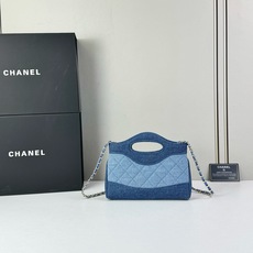  Chanel 26P牛仔拼色31 Bag采用丹宁布料拼接设计,整体呈现深蓝与浅蓝的渐变层次感, Chanel 26P牛仔拼色31 Bag采用丹宁布料拼接设计,整体呈现深蓝与浅蓝的渐变层次感,