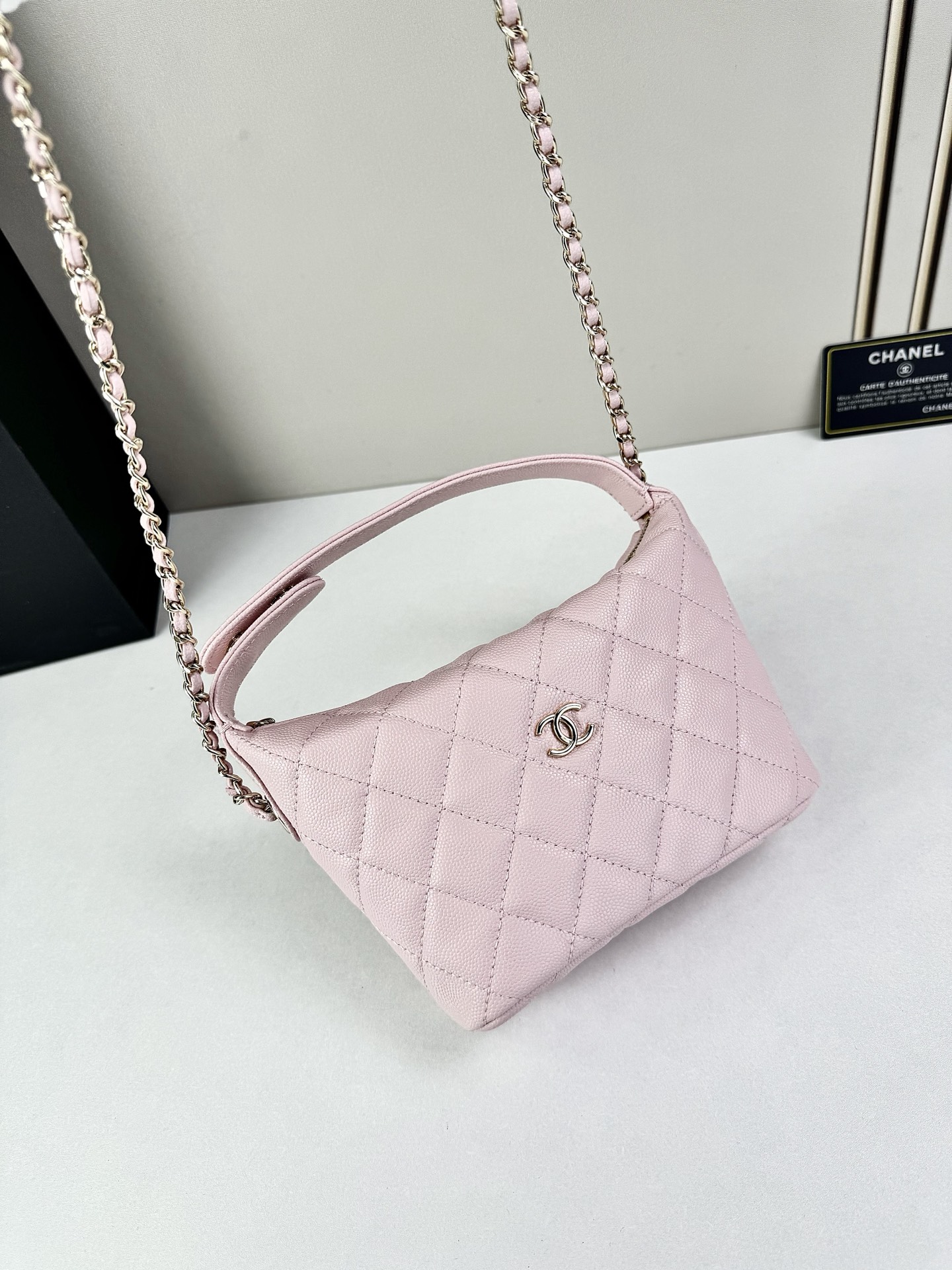 香奈儿饭盒包包身保留了标志性的菱格纹绗缝与双C金属Logo结合水桶包的廓形与皮穿链肩带，复古又时髦配有手