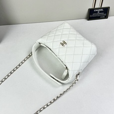 香奈儿饭盒包包身保留了标志性的菱格纹绗缝与双C金属Logo结合水桶包的廓形与皮穿链肩带,复古又时髦配有手 香奈儿饭盒包包身保留了标志性的菱格纹绗缝与双C金属Logo结合水桶包的廓形与皮穿链肩带,复古又时髦配有手