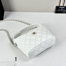香奈儿饭盒包包身保留了标志性的菱格纹绗缝与双C金属Logo结合水桶包的廓形与皮穿链肩带,复古又时髦配有手 香奈儿饭盒包包身保留了标志性的菱格纹绗缝与双C金属Logo结合水桶包的廓形与皮穿链肩带,复古又时髦配有手