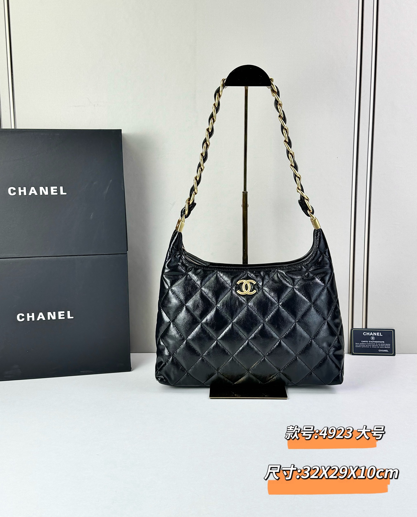CHANEL24A系列新款腋下hobo今年的秋冬带来的惊喜简直不要太多了该系列多采用油蜡皮，质感软糯但挺