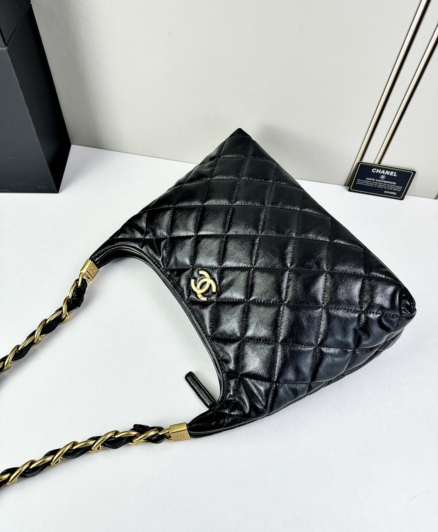 CHANEL24A系列新款腋下hobo今年的秋冬带来的惊喜简直不要太多了该系列多采用油蜡皮，质感软糯但挺