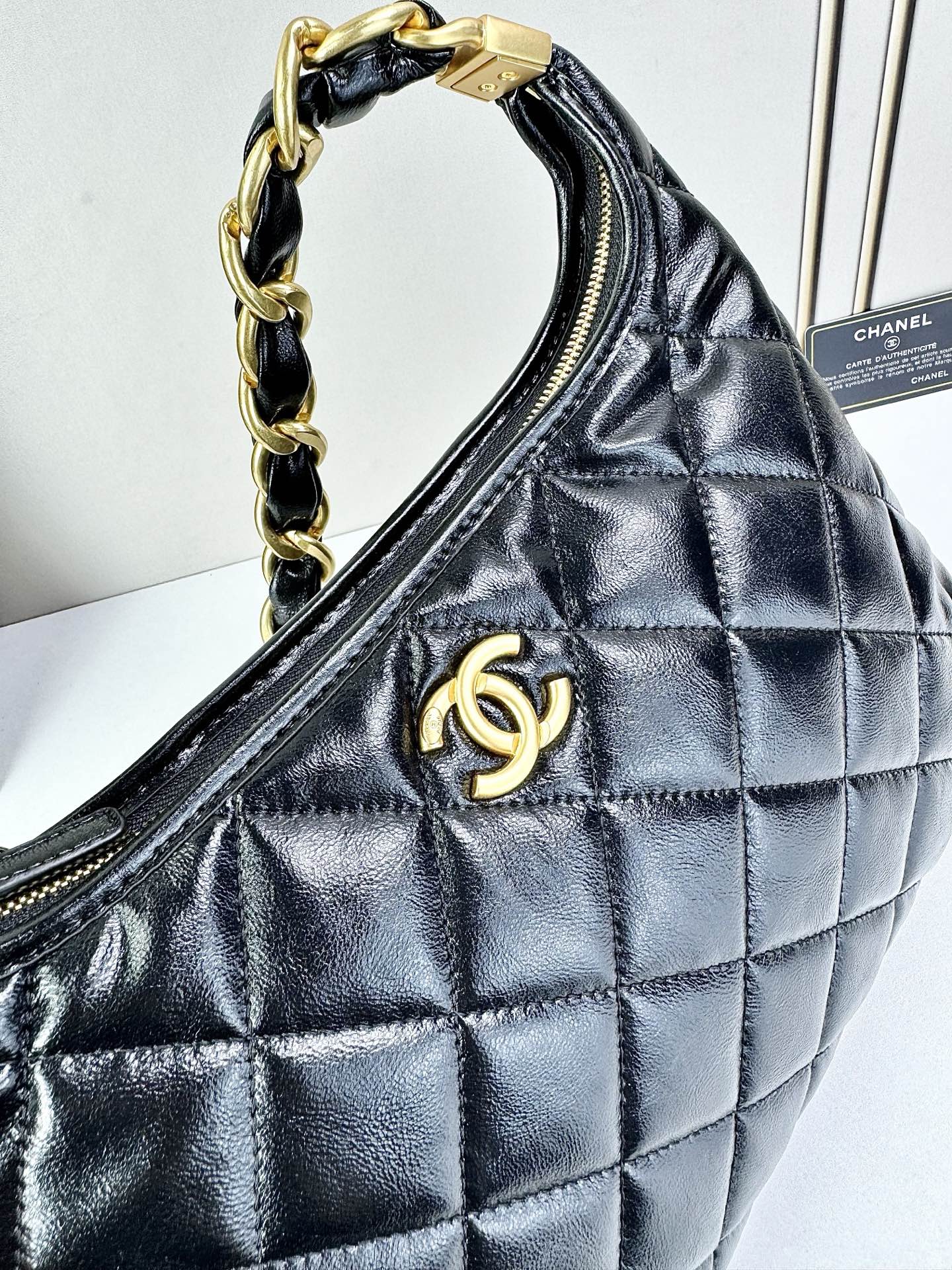 CHANEL24A系列新款腋下hobo今年的秋冬带来的惊喜简直不要太多了该系列多采用油蜡皮，质感软糯但挺