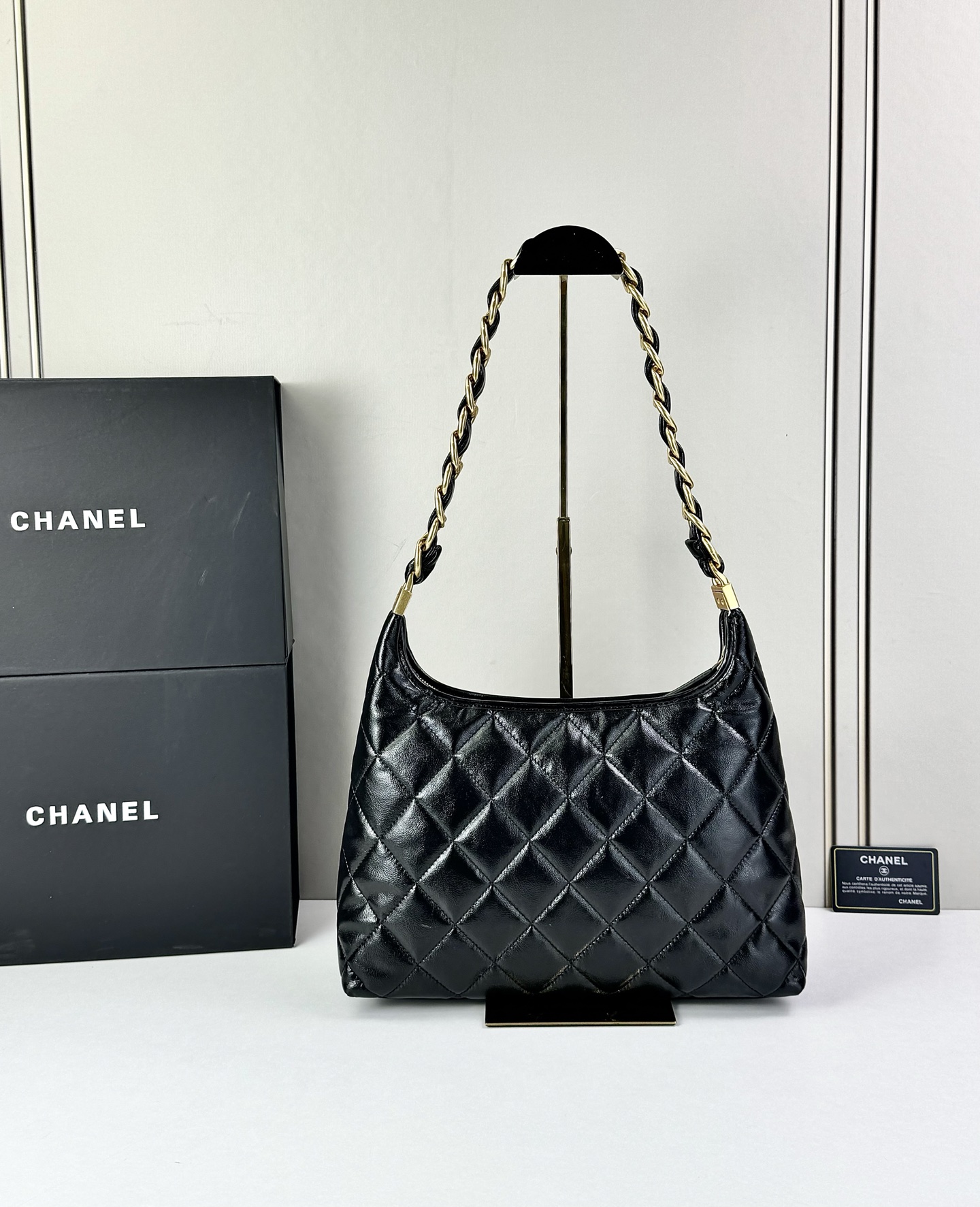 CHANEL24A系列新款腋下hobo今年的秋冬带来的惊喜简直不要太多了该系列多采用油蜡皮，质感软糯但挺