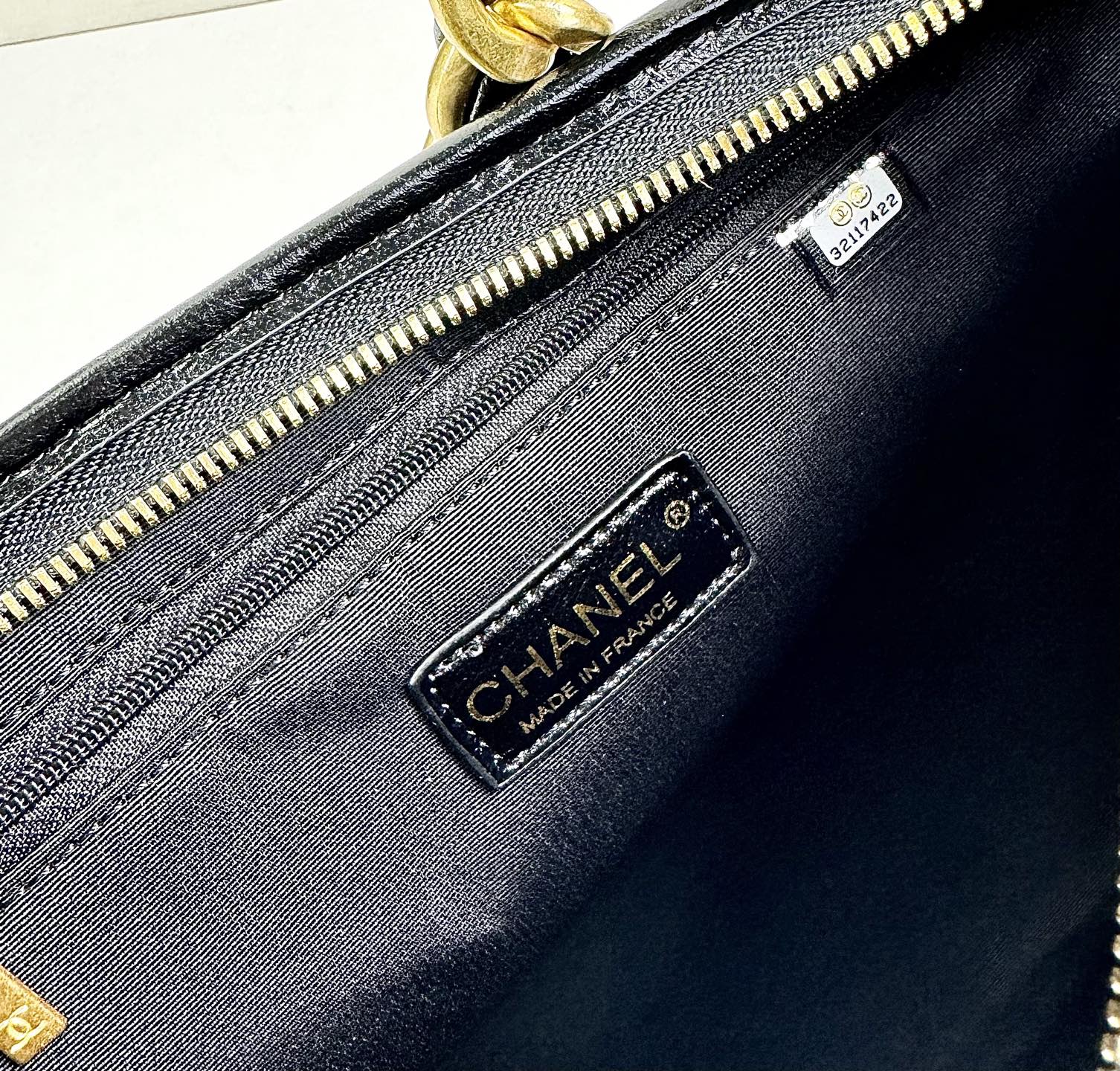 CHANEL24A系列新款腋下hobo今年的秋冬带来的惊喜简直不要太多了该系列多采用油蜡皮，质感软糯但挺