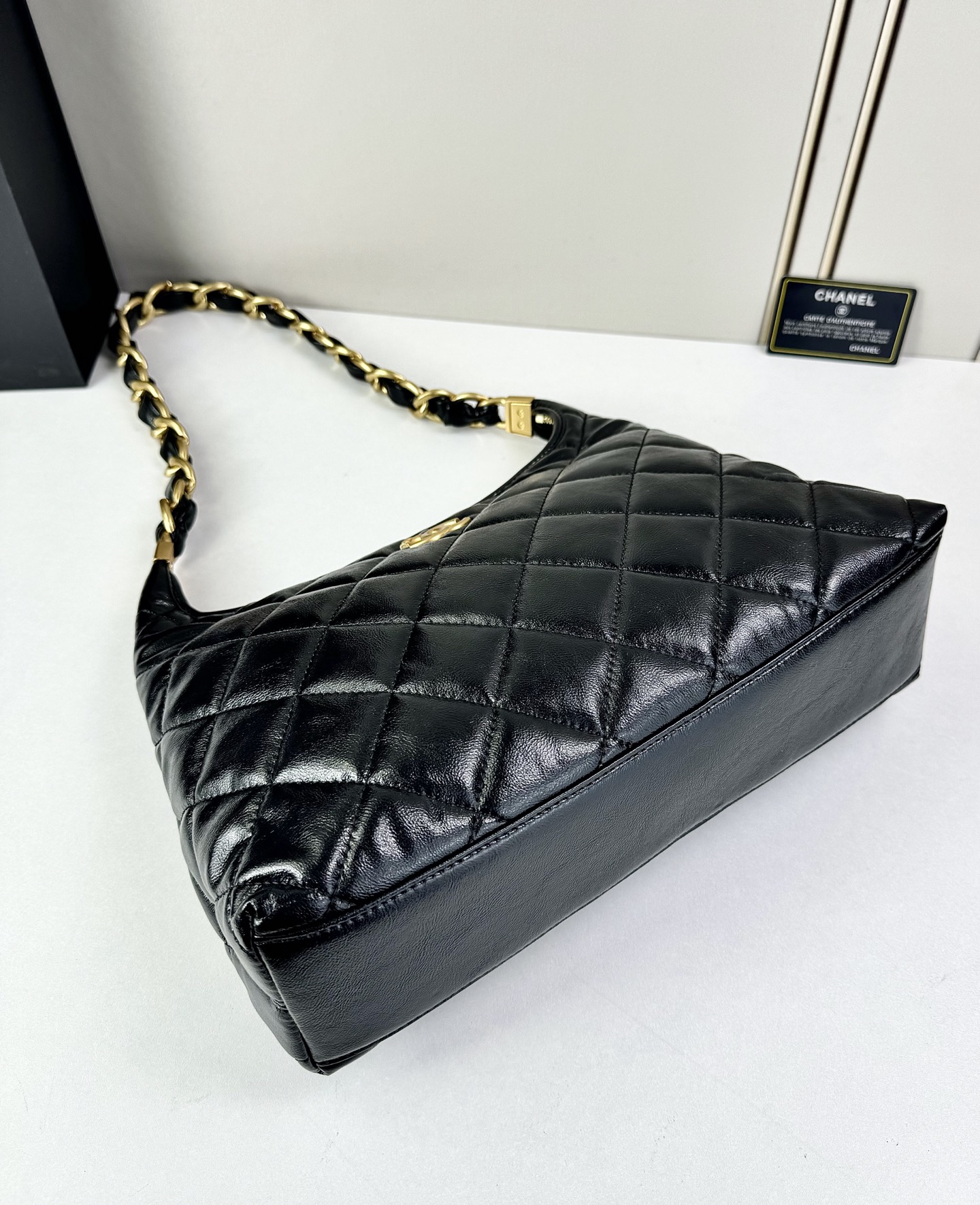 CHANEL24A系列新款腋下hobo今年的秋冬带来的惊喜简直不要太多了该系列多采用油蜡皮，质感软糯但挺