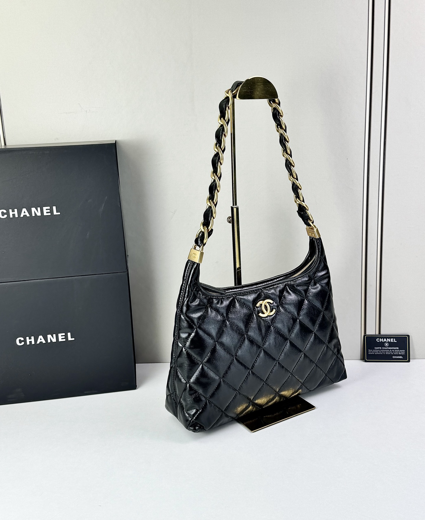 CHANEL24A系列新款腋下hobo今年的秋冬带来的惊喜简直不要太多了该系列多采用油蜡皮，质感软糯但挺