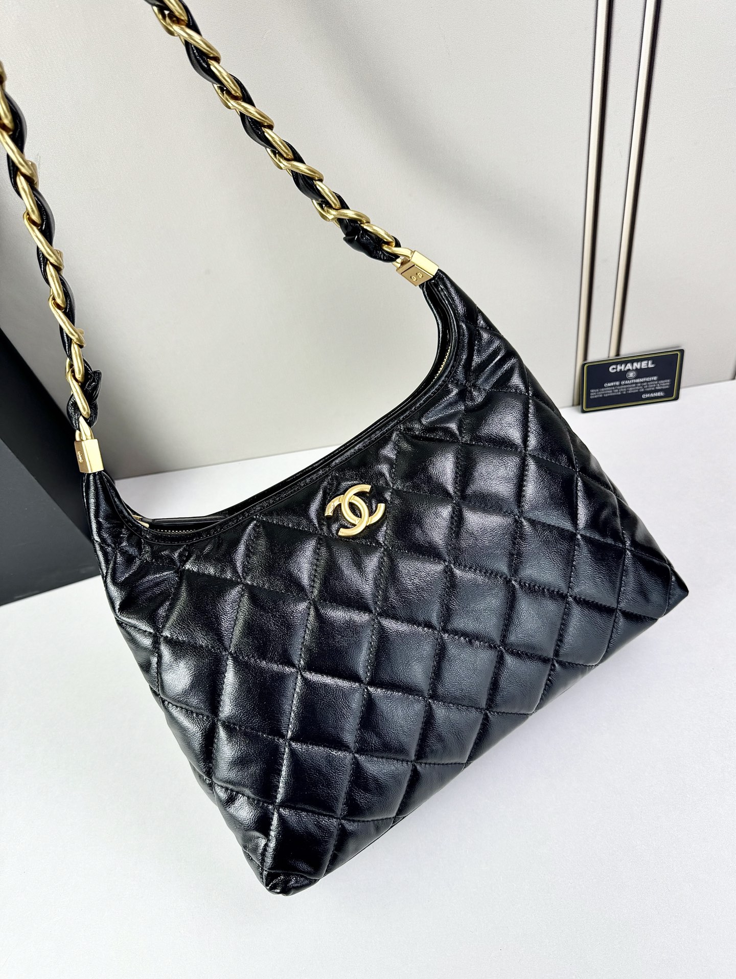 CHANEL24A系列新款腋下hobo今年的秋冬带来的惊喜简直不要太多了该系列多采用油蜡皮，质感软糯但挺