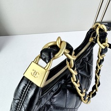 CHANEL24A系列新款腋下hobo今年的秋冬带来的惊喜简直不要太多了该系列多采用油蜡皮,质感软糯但挺 CHANEL24A系列新款腋下hobo今年的秋冬带来的惊喜简直不要太多了该系列多采用油蜡皮,质感软糯但挺